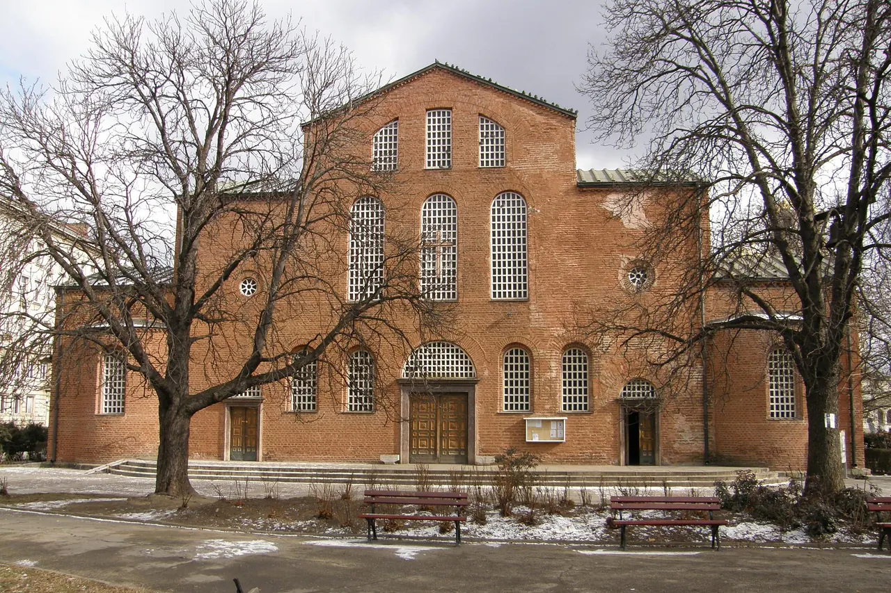 Basilika der Sophienkirche aus rotem Backstein hinter winterlichen Bäumen