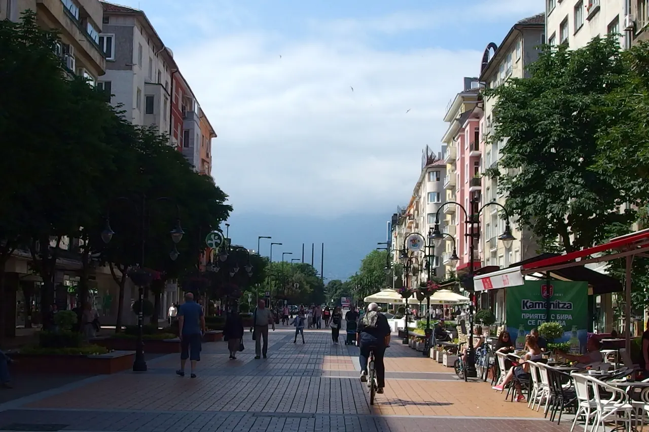 Fußgängerpflaster, Cafés und Gebäude entlang des Boulevard Vitosha