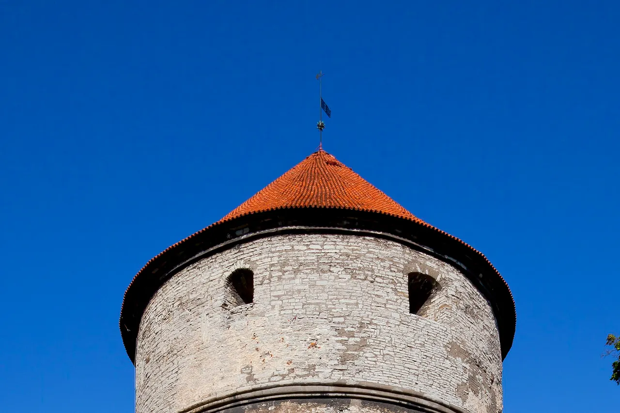 Upper stone walls and tiled roof of Kiek in de Kok tower in Tallinn