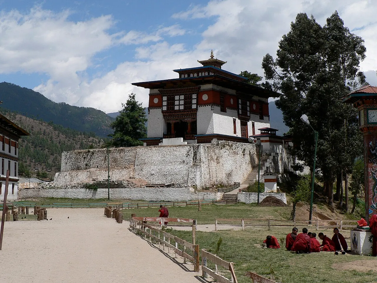 Das Kloster Dechen Phodrang an seinem grünen Hang über dem Norden von Thimphu