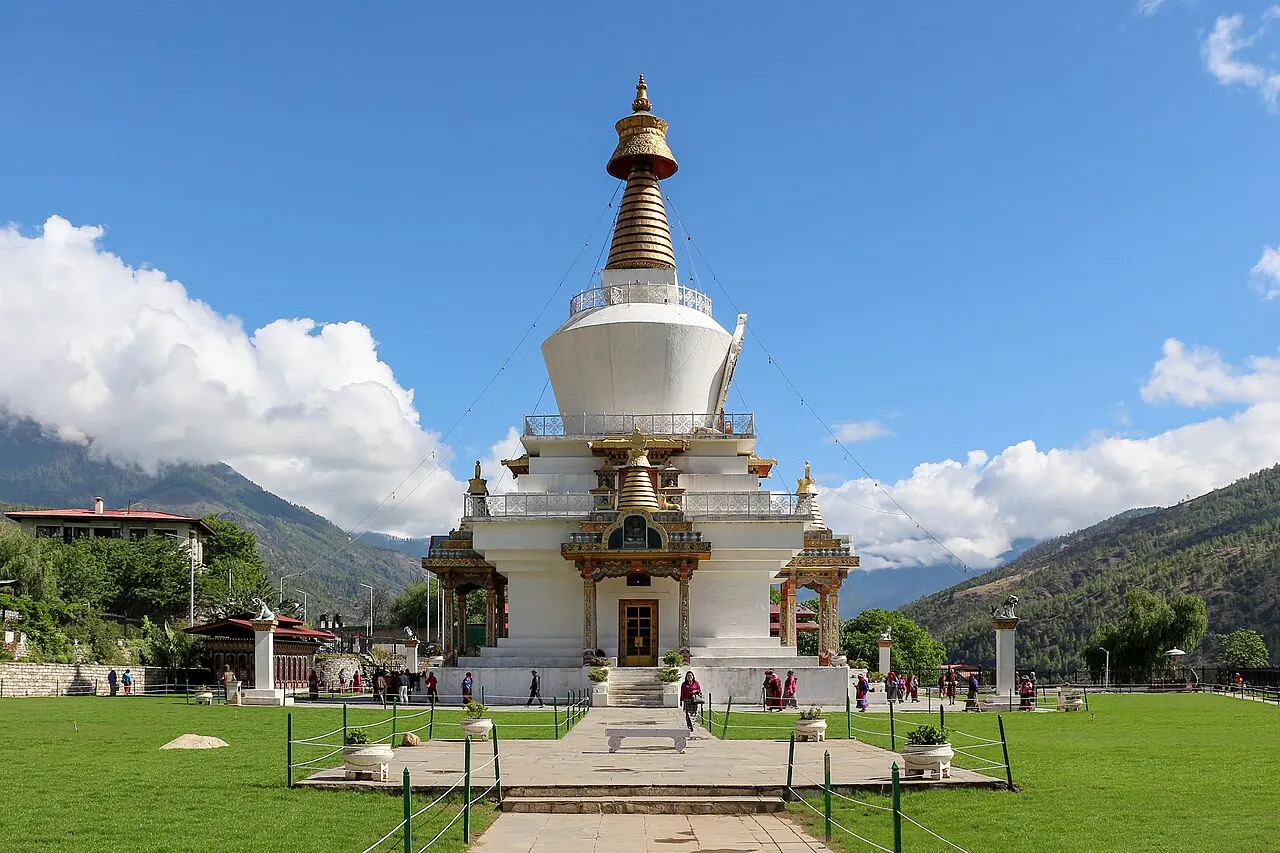 Der weiße National Memorial Chorten mit seiner goldenen Spitze im Zentrum von Thimphu