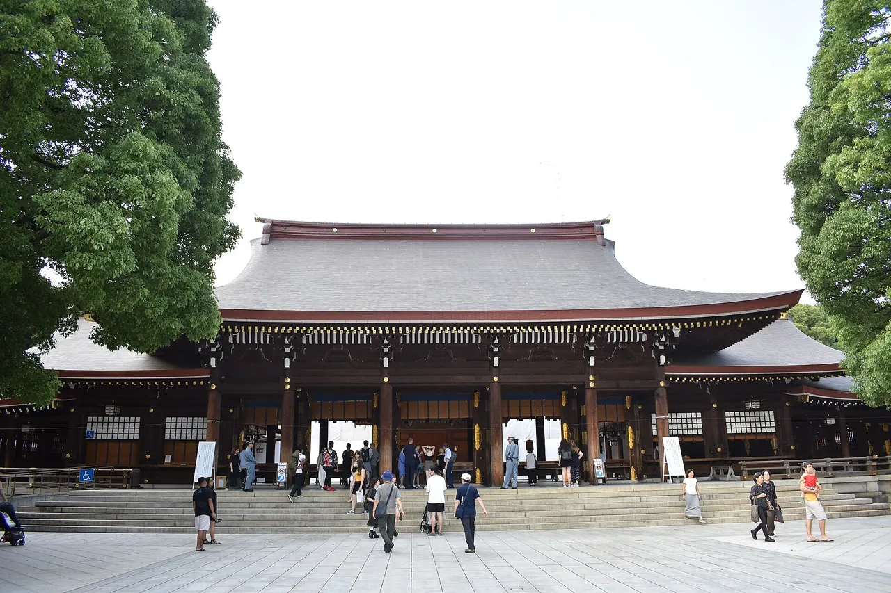 The broad courtyard and shrine buildings of Meiji Jingu