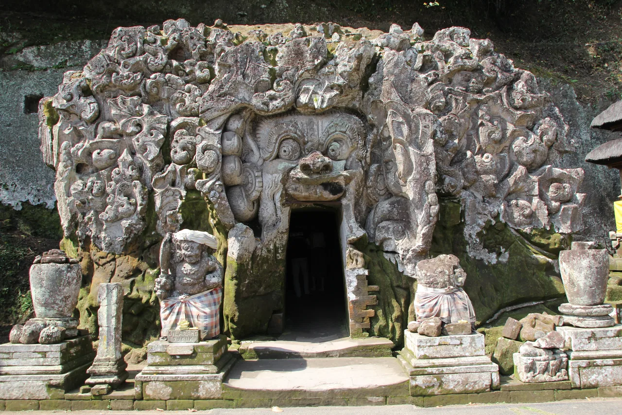 Der geschnitzte Höhleneingang von Goa Gajah