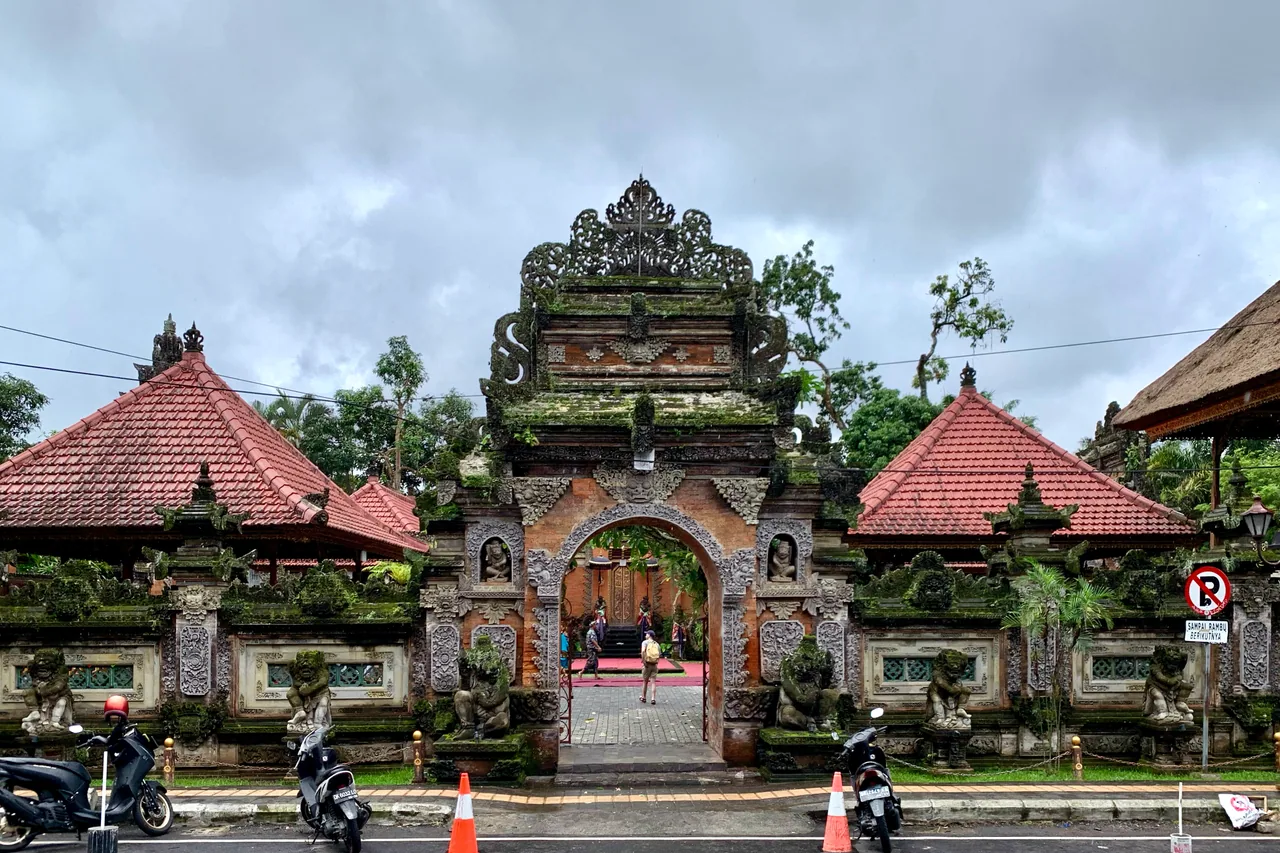 Das geschnitzte Tor des Palasts von Ubud