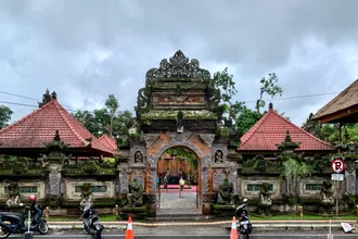 L’entrée sculptée du palais d’Ubud