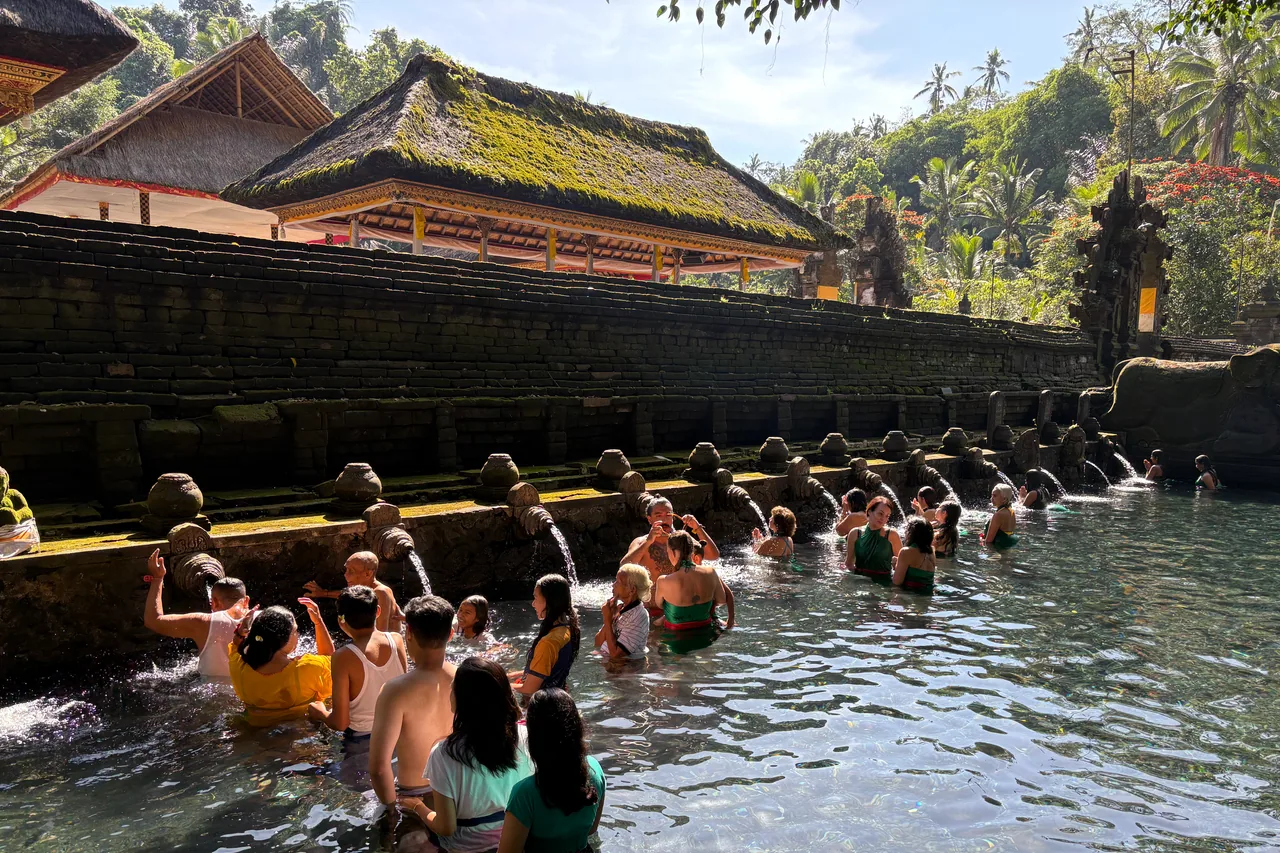 Die Reinigungsbecken und Besucher in Tirta Empul