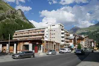 Die Avenue Olympique und ihre Gebäude in Val d'Isère