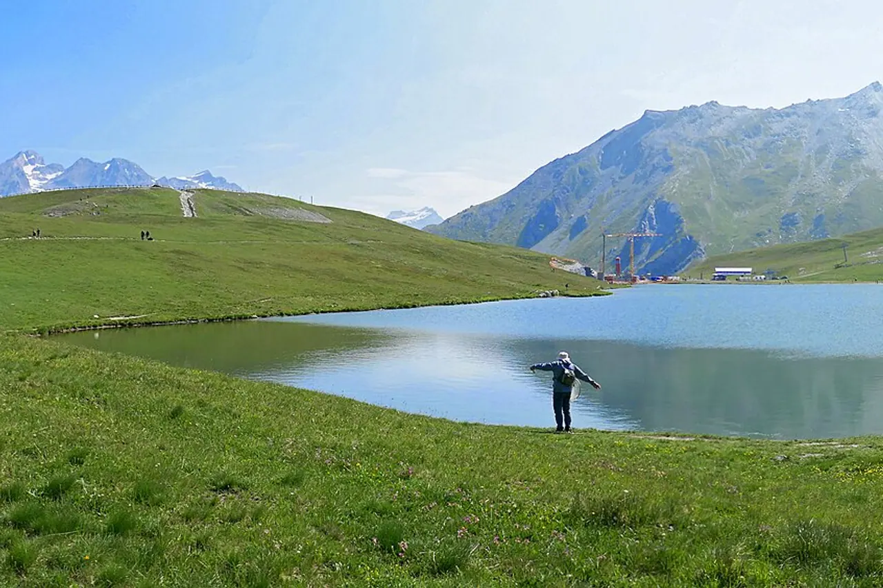 Der Lac de l'Ouillette in der schneefreien Landschaft der Solaise