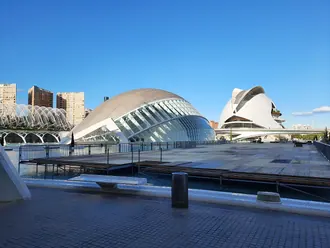 Die Gebäude und Wasserbecken der Stadt der Künste und der Wissenschaften in Valencia
