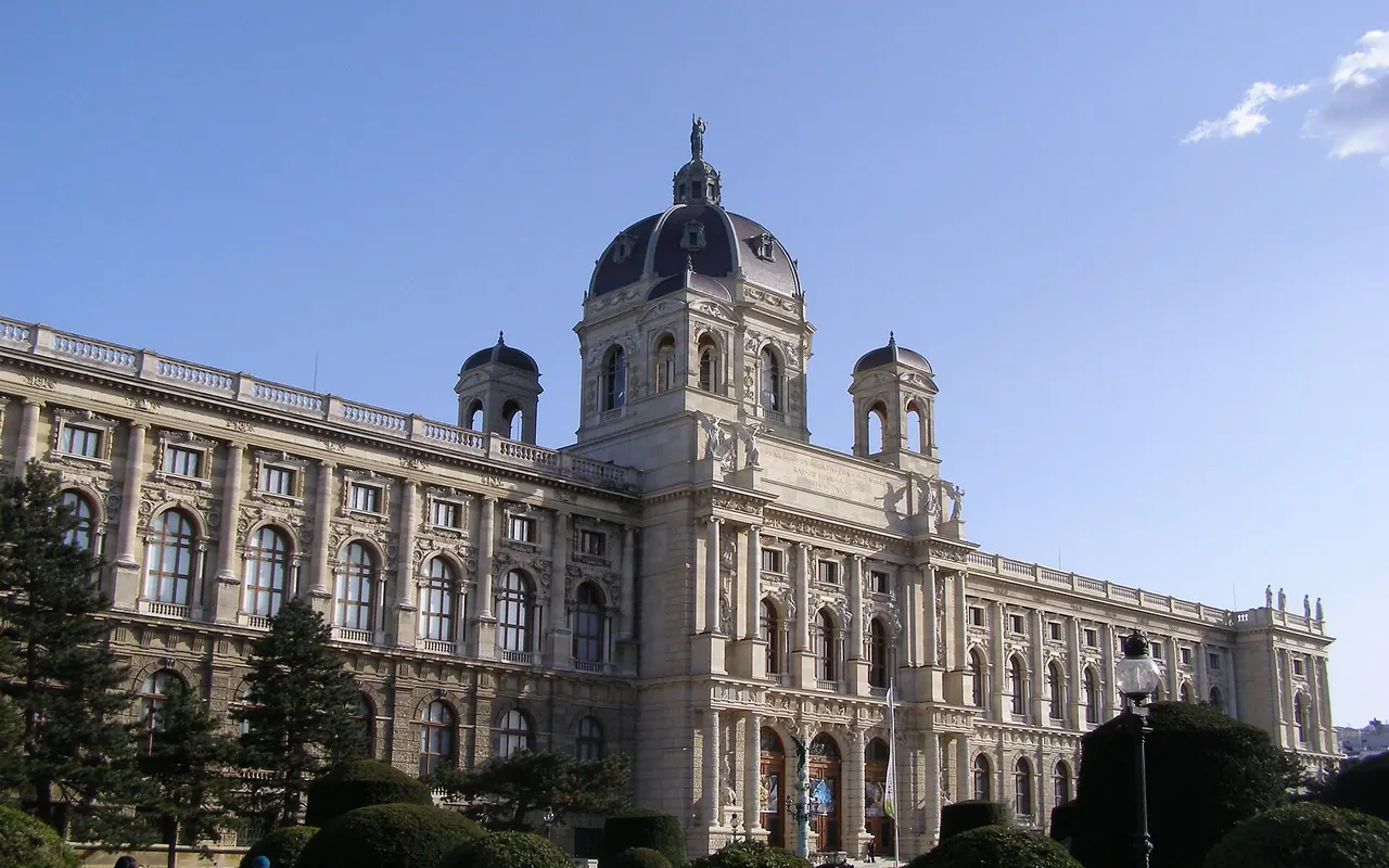 The Kunsthistorisches Museum's domed facade across Maria-Theresien-Platz