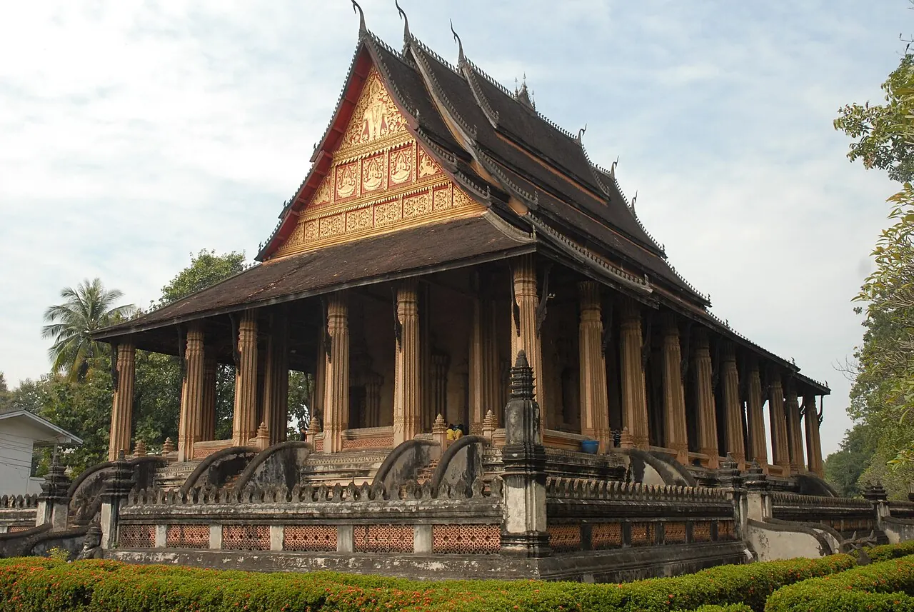 Haw Phra Kaew's temple roof, columns and stone terrace