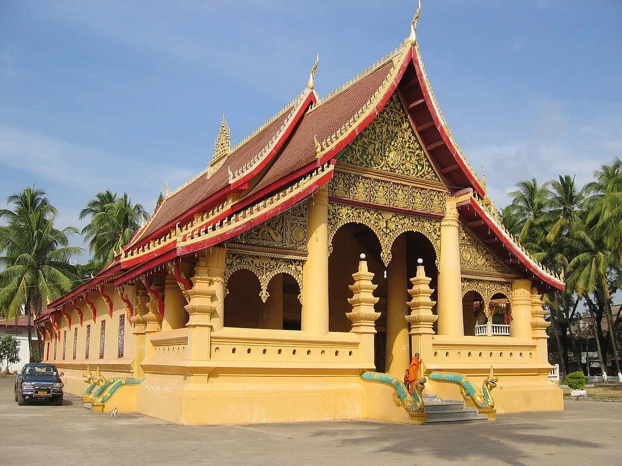 Wat Ong Teu's yellow colonnaded hall with its decorated red roof