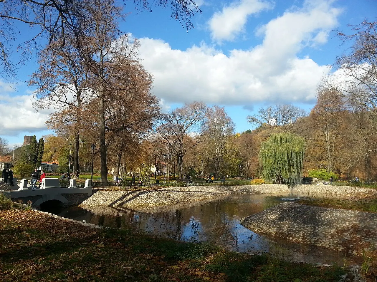 Bepflanzte Wege, Rasenflächen und Wasserspiele im Bernhardinergarten in Vilnius
