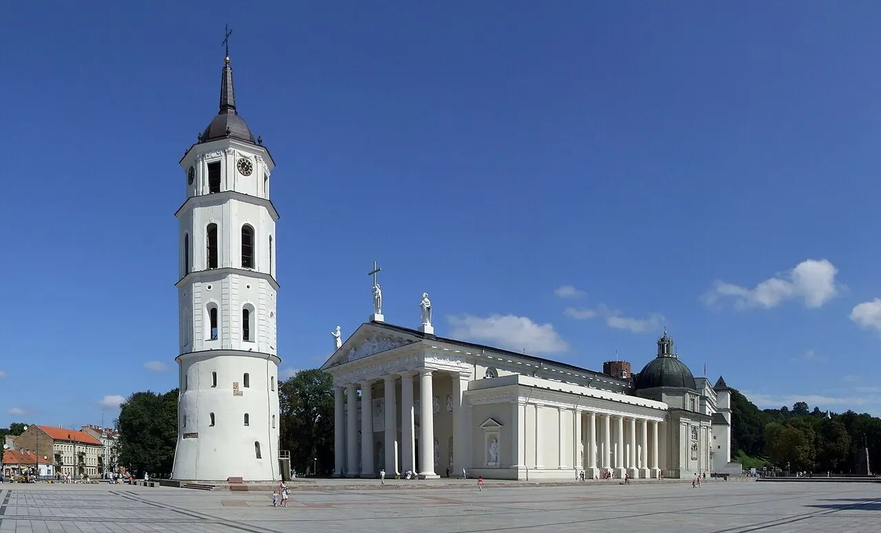 Die Kathedrale von Vilnius und ihr freistehender Glockenturm am Domplatz