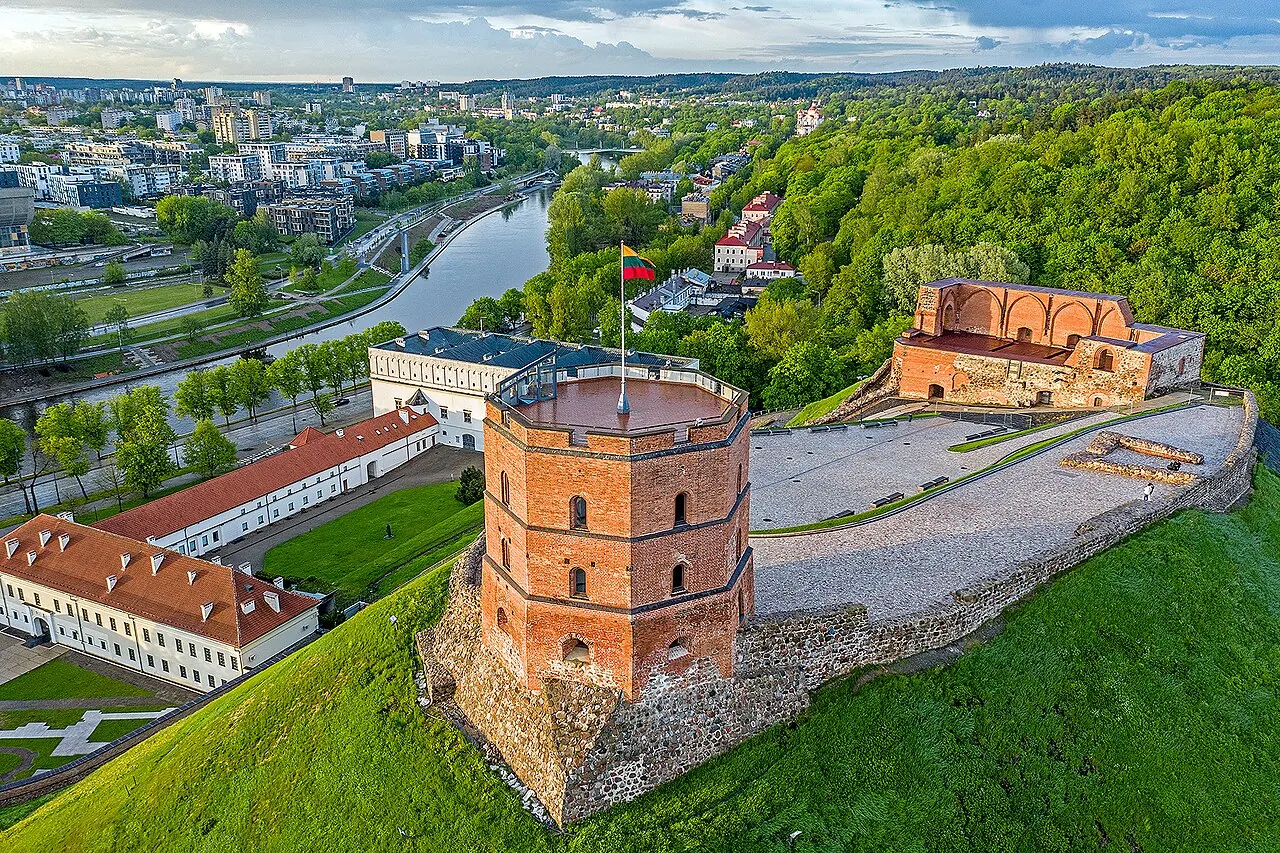 Der rote Backsteinturm des Gediminas auf dem Burgberg über Vilnius