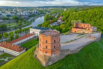 Der rote Backsteinturm des Gediminas auf dem Burgberg über Vilnius