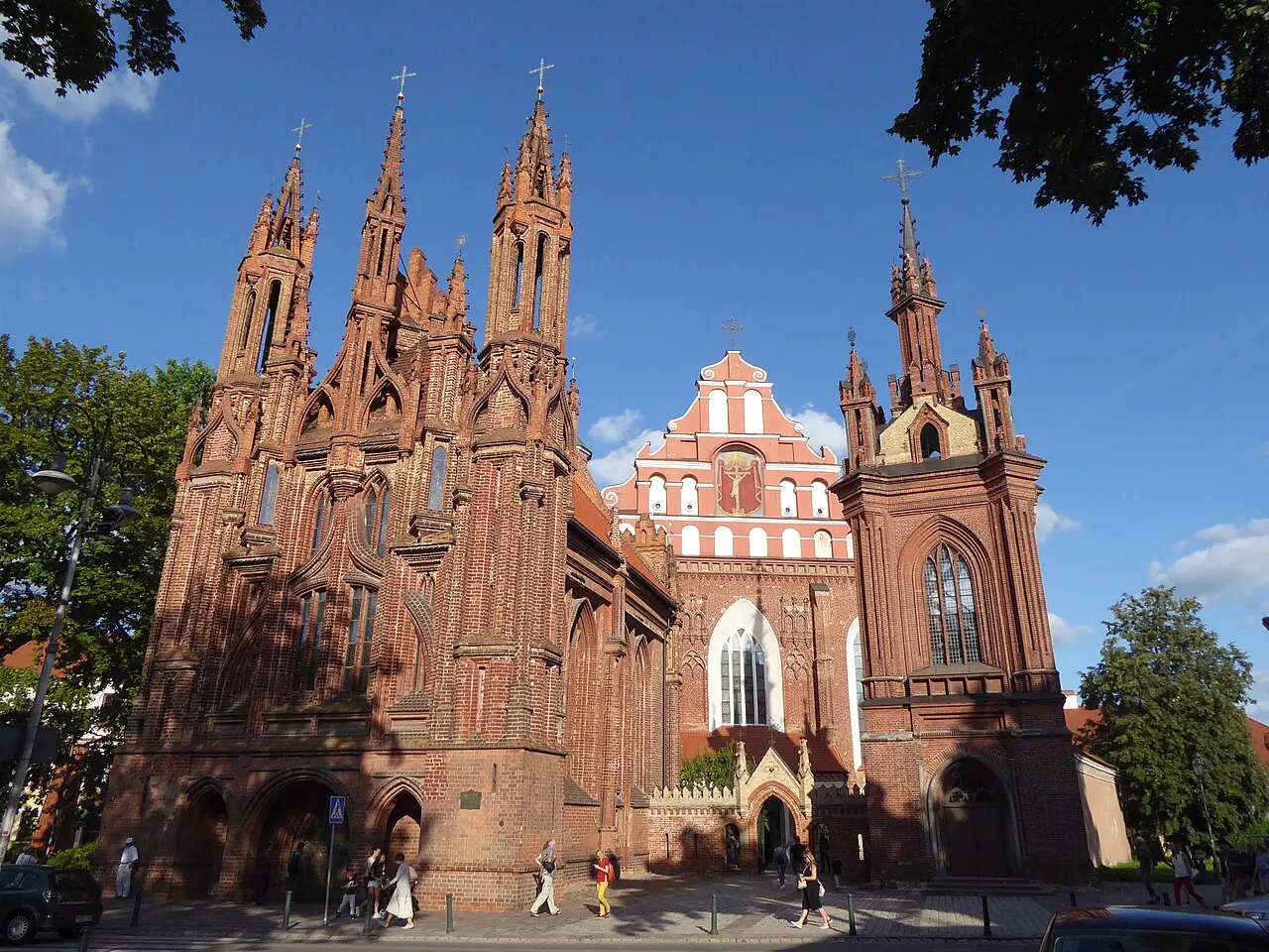 Die gotische Backsteinkirche St. Anna mit der Bernhardinerkirche dahinter
