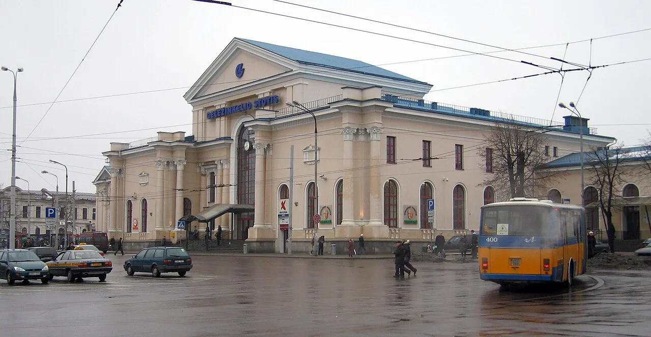 Der Bahnhof von Vilnius mit seinem Vorplatz, fotografiert im Jahr 2009