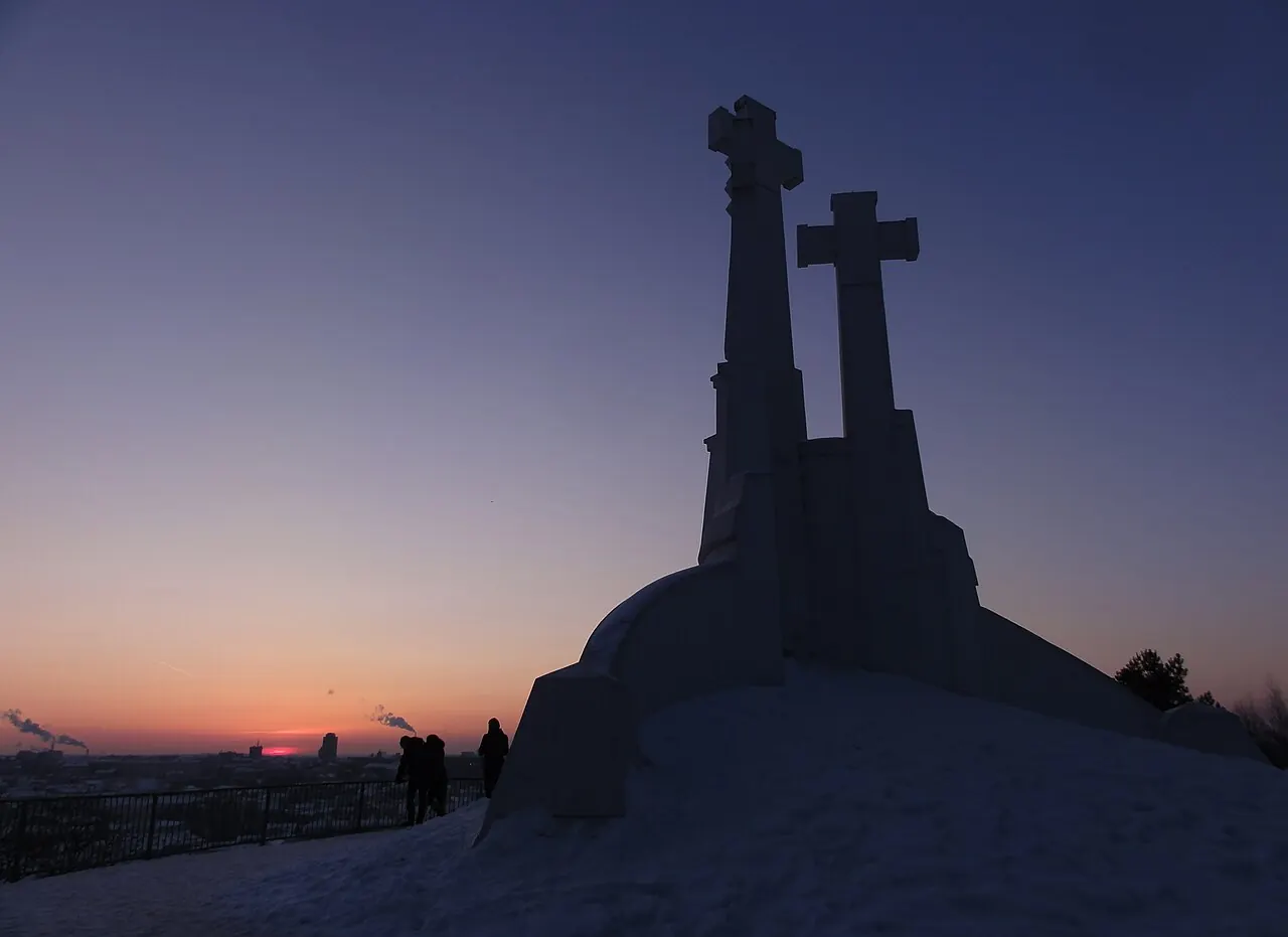 Das weiße Denkmal der Drei Kreuze über den bewaldeten Hügeln von Vilnius