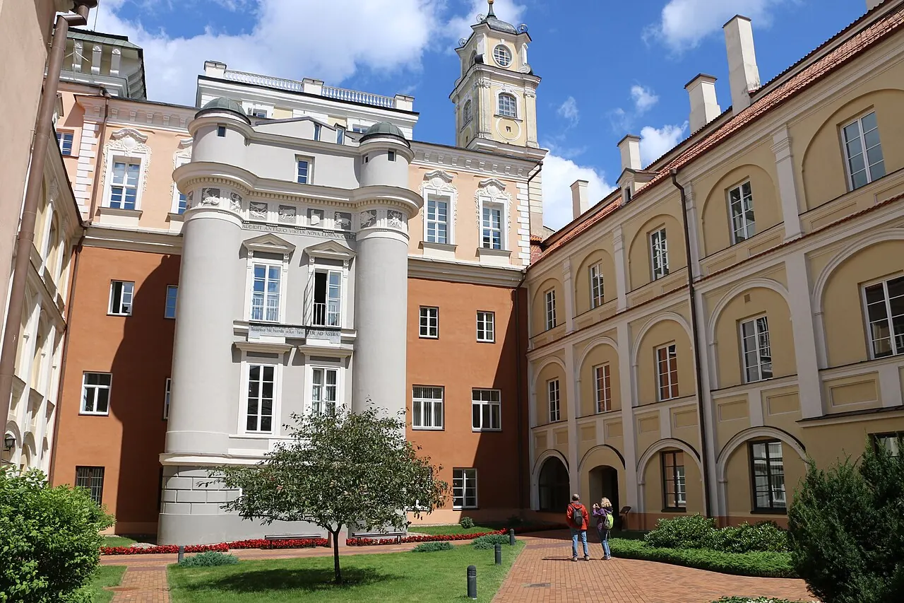 Historische Gebäude der Universität Vilnius und der Kirchturm über dem alten Campus