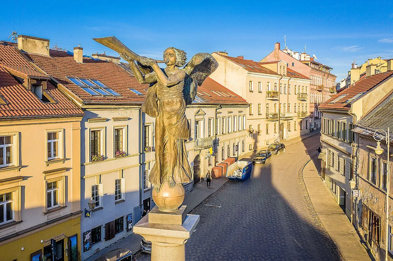 Der Engel von Užupis über dem Platz und den umliegenden Gebäuden des Viertels in Vilnius