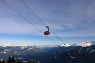Eine Kabine der PEAK 2 PEAK Gondola über der Berglandschaft von Whistler