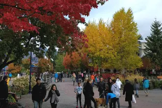 Das Fußgänger-Village von Whistler im Herbst