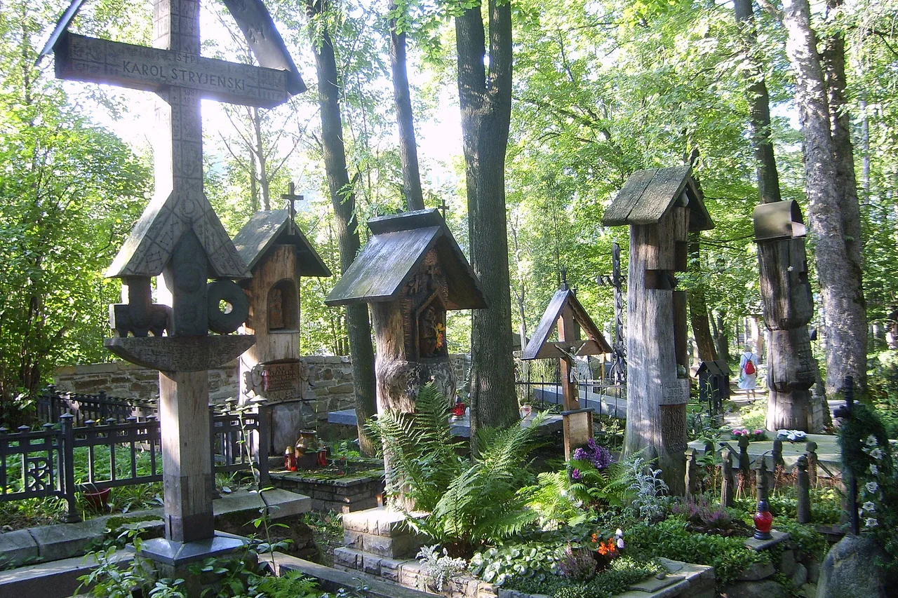 Geschnitzte Grabzeichen auf dem Friedhof Peksowy Brzyzek in Zakopane