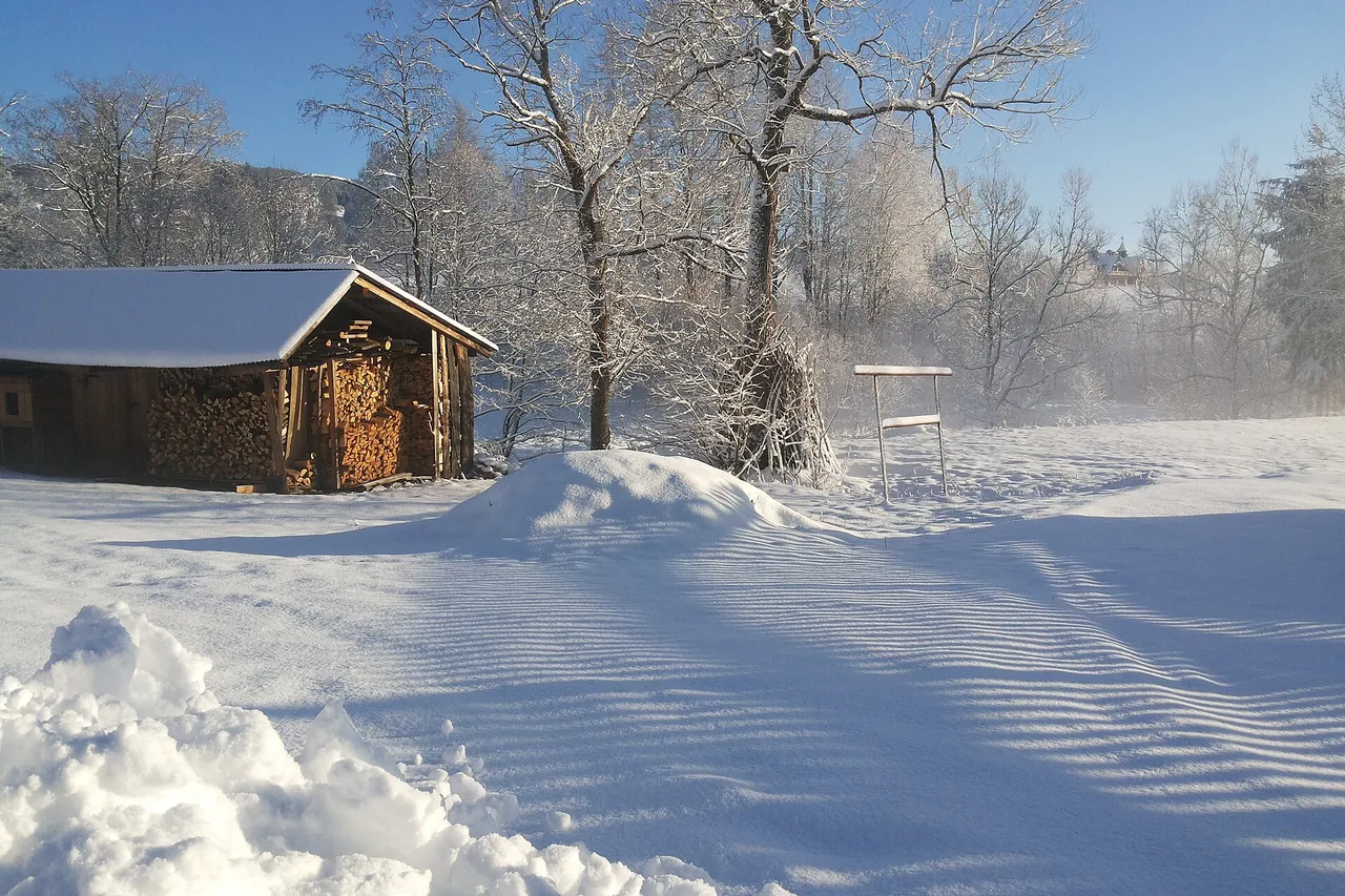 Holzhäuser im Dorf Koscielisko im Winter