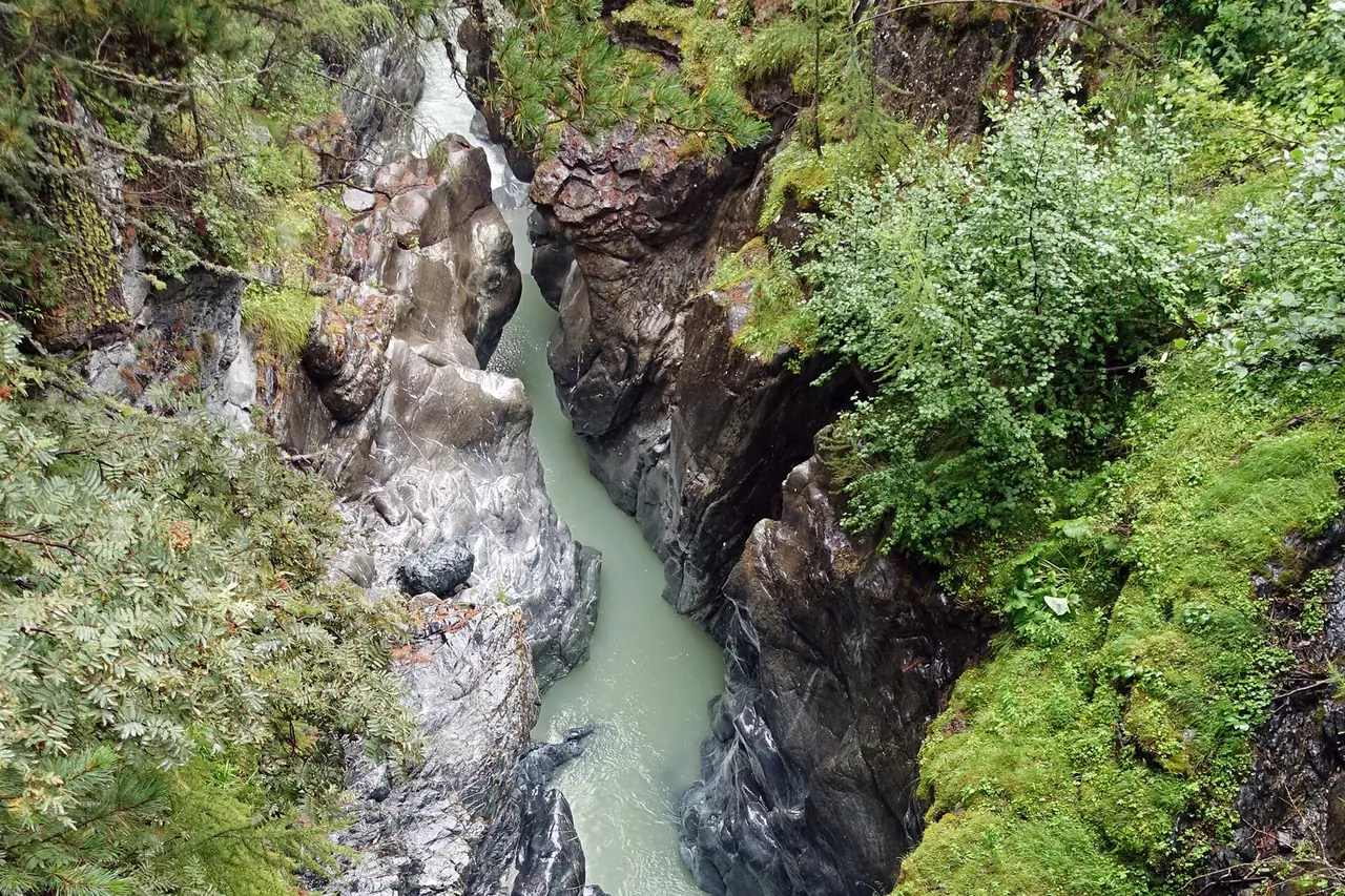 Wasser fließt zwischen den Felswänden der Gornerschlucht