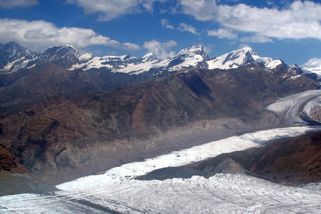 Der Gornergrat und die umliegende Berglandschaft vom Klein Matterhorn aus gesehen