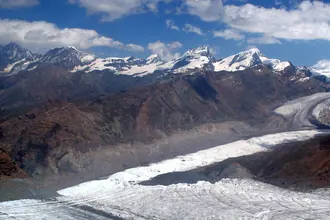 Der Gornergrat und die umliegende Berglandschaft vom Klein Matterhorn aus gesehen