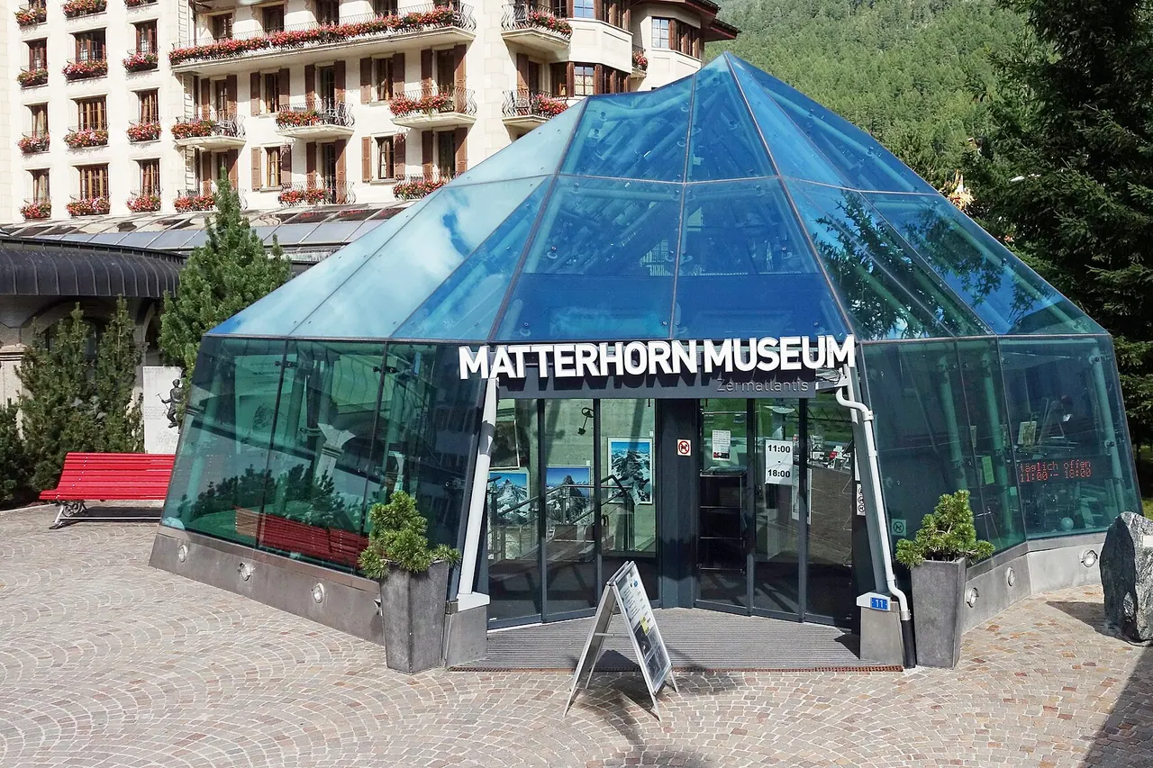 Der oberirdische Eingang zum Matterhorn Museum in Zermatt