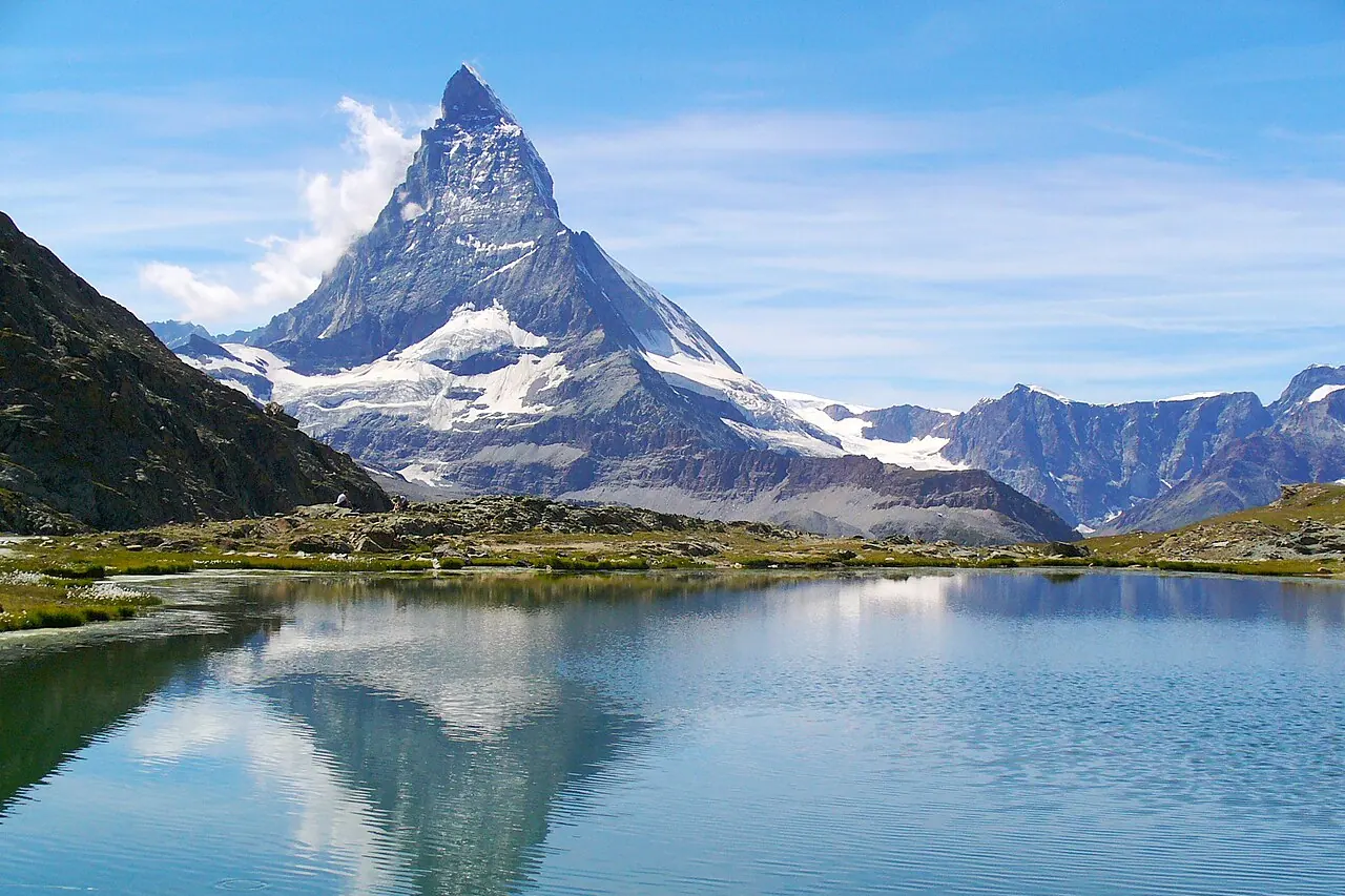 Der Riffelsee und die umliegende hochalpine Landschaft