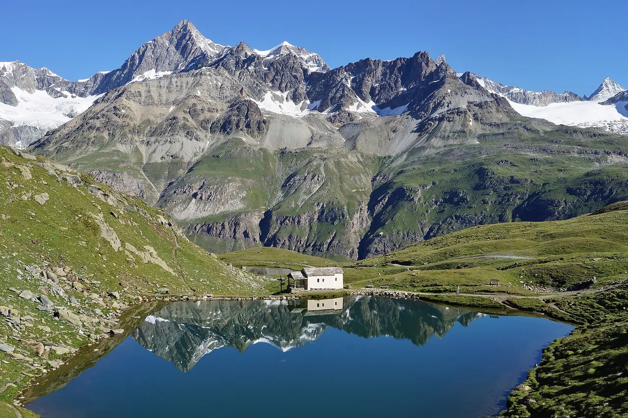 Der Schwarzsee unter den Bergen oberhalb von Zermatt