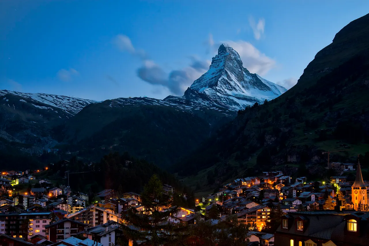 Das beleuchtete Dorf Zermatt unter dem Matterhorn