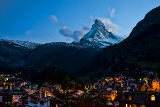 Das beleuchtete Dorf Zermatt unter dem Matterhorn