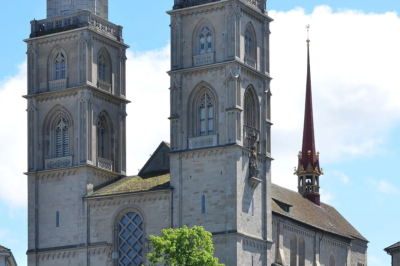 Grossmunster's twin towers above the eastern bank of the Limmat